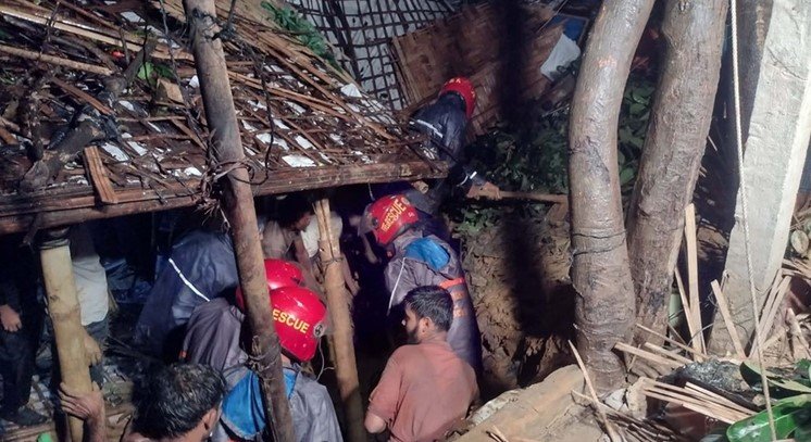 কক্সবাজারের উখিয়ায় পাহাড় ধসের ঘটনায় নারী-শিশুসহ ৯ জন নিহত