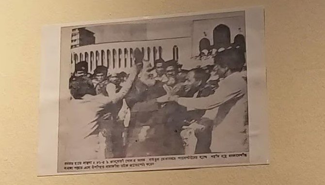 ডাকসু সংগ্রহশালায় জিন্নাহর ছবি: বিক্ষুব্দ শিক্ষার্থী ছিঁড়লেন ছবি: লাগানো হলো গোলাম আযমের জুতাপেটার ছবি